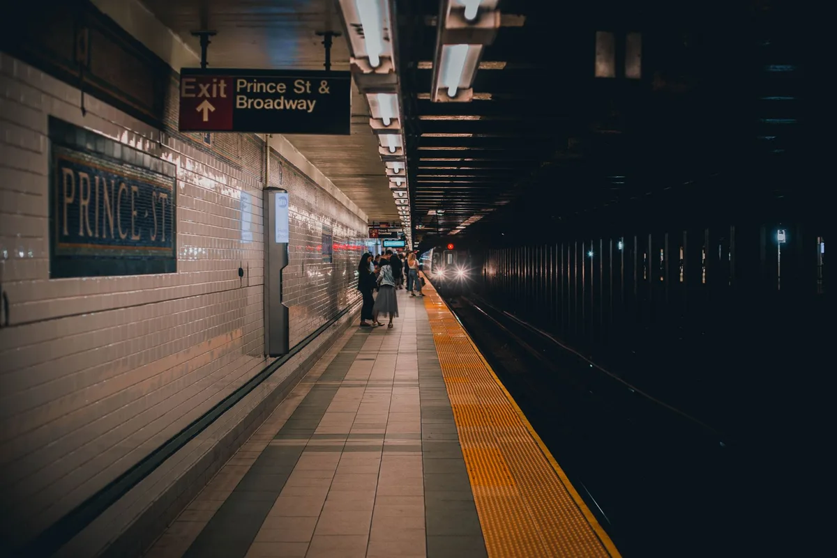 Passagers dans une station de métro de New York