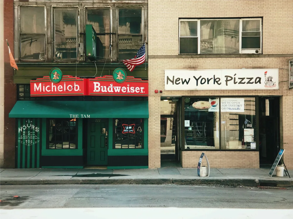 Stand de pizza ou restauration rapide dans une rue de New York