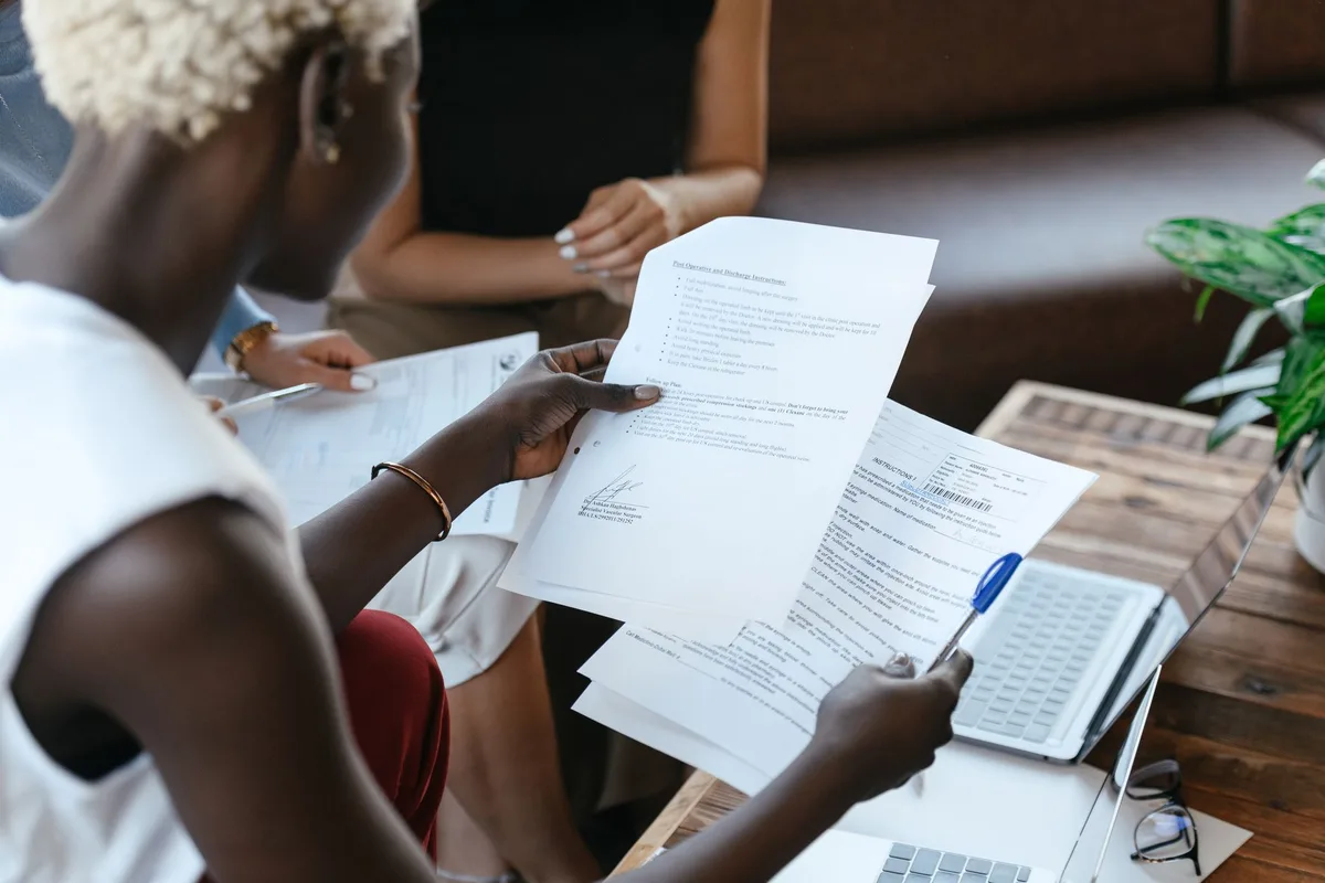 Voyageur comparant des documents et des conditions tarifaires sur un bureau