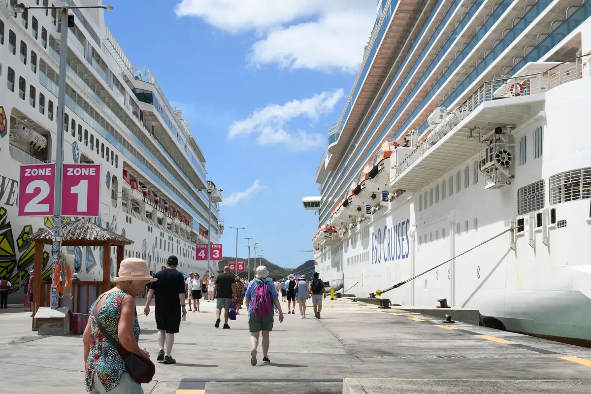 Famille montant à bord d'un navire de croisière avec bagages