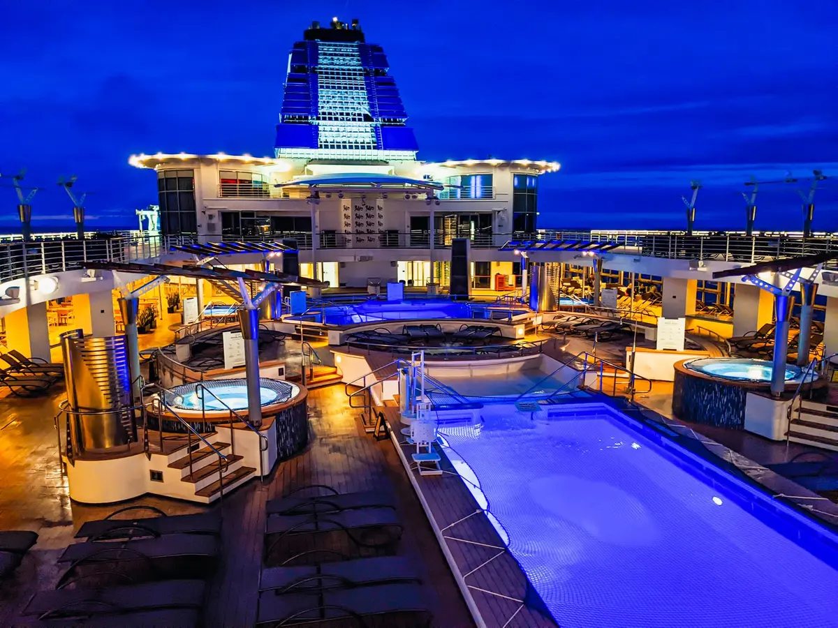 Passagers profitant des services à bord d'un navire de croisière