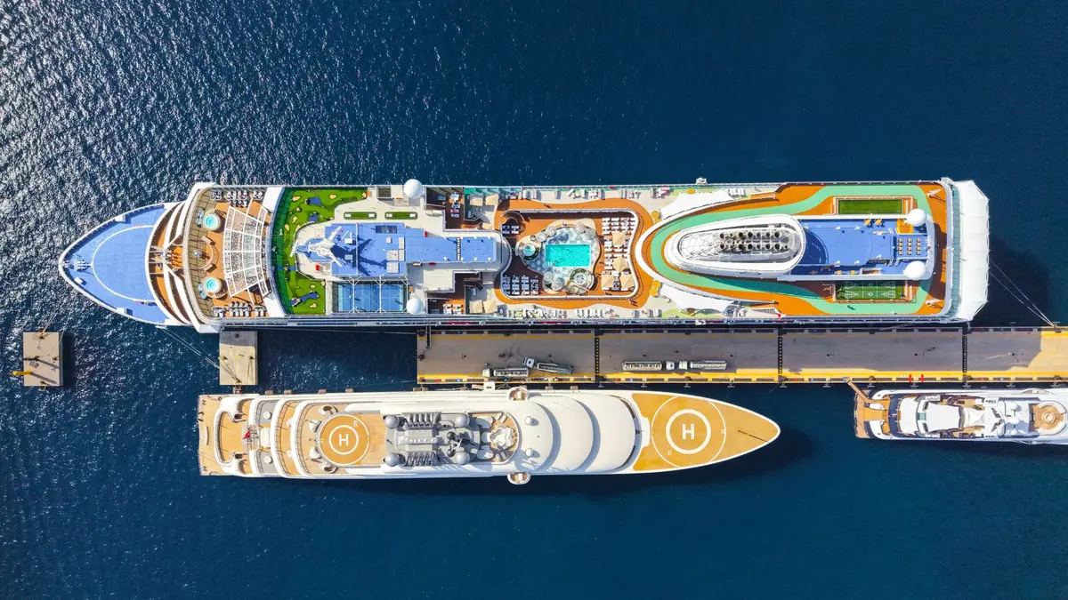 Petit navire de croisière avec des passagers discutant sur le pont, atmosphère intime et conviviale