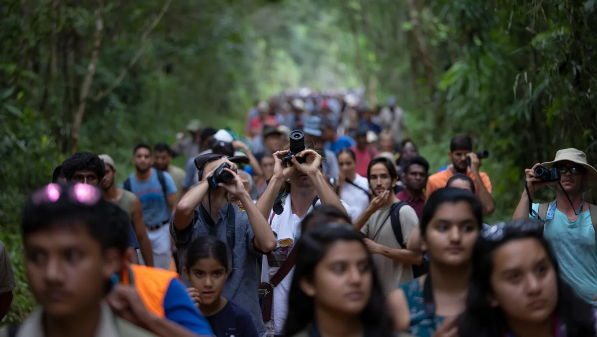 Pourquoi sortir du sentier battu autour de Yala — Yala attire pour ses photographies emblématiques et sa forte probabilité d’observer la faune, mais sa popularité a des conséquences. Fréquentation élevée, circuits standardisés et heures d’affluence réduisent parfois la qualité de l’expérience.