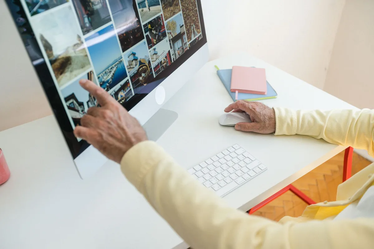 Écran d'ordinateur montrant les paramètres de compression et d'optimisation d'une image