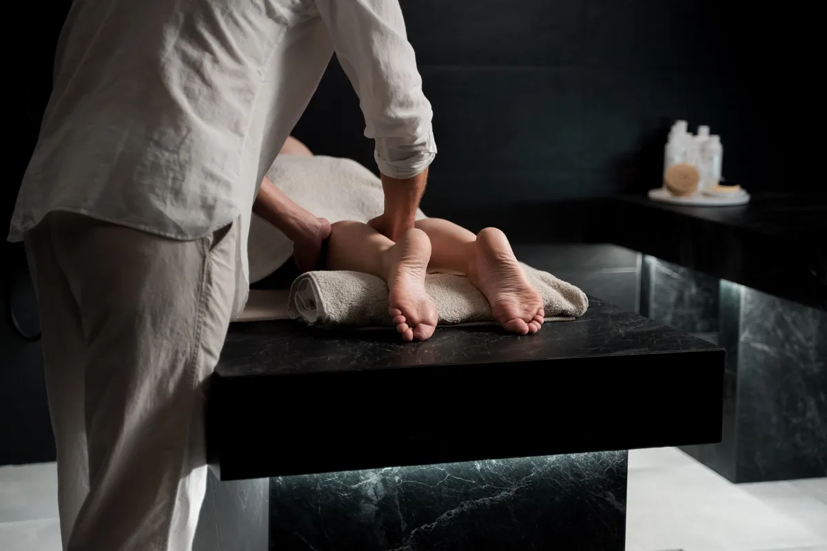 Espace spa luxueux avec bassin de détente et ambiance zen, symbolisant les soins bien-être proposés dans les resorts.