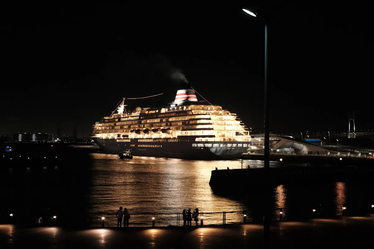Groupe de touristes embarquant pour une excursion depuis un port de croisière.