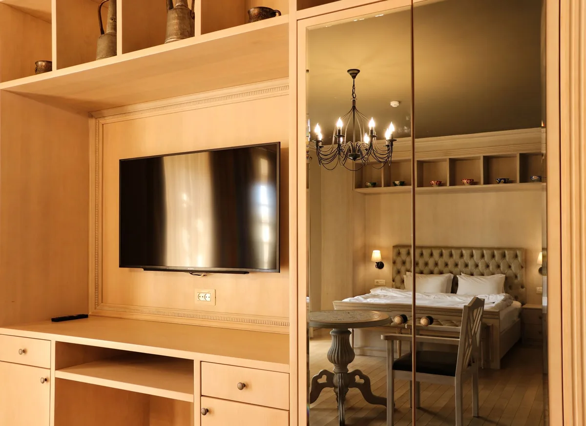 Chambre d'hôtel confortable avec lit et aménagements modernes