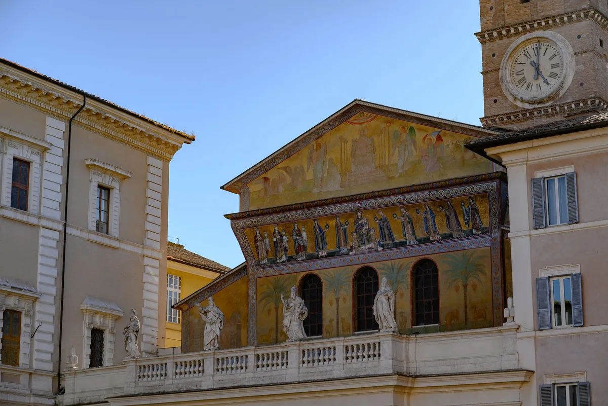 Vue aérienne des quartiers historiques de Rome avec rues pavées et bâtiments anciens