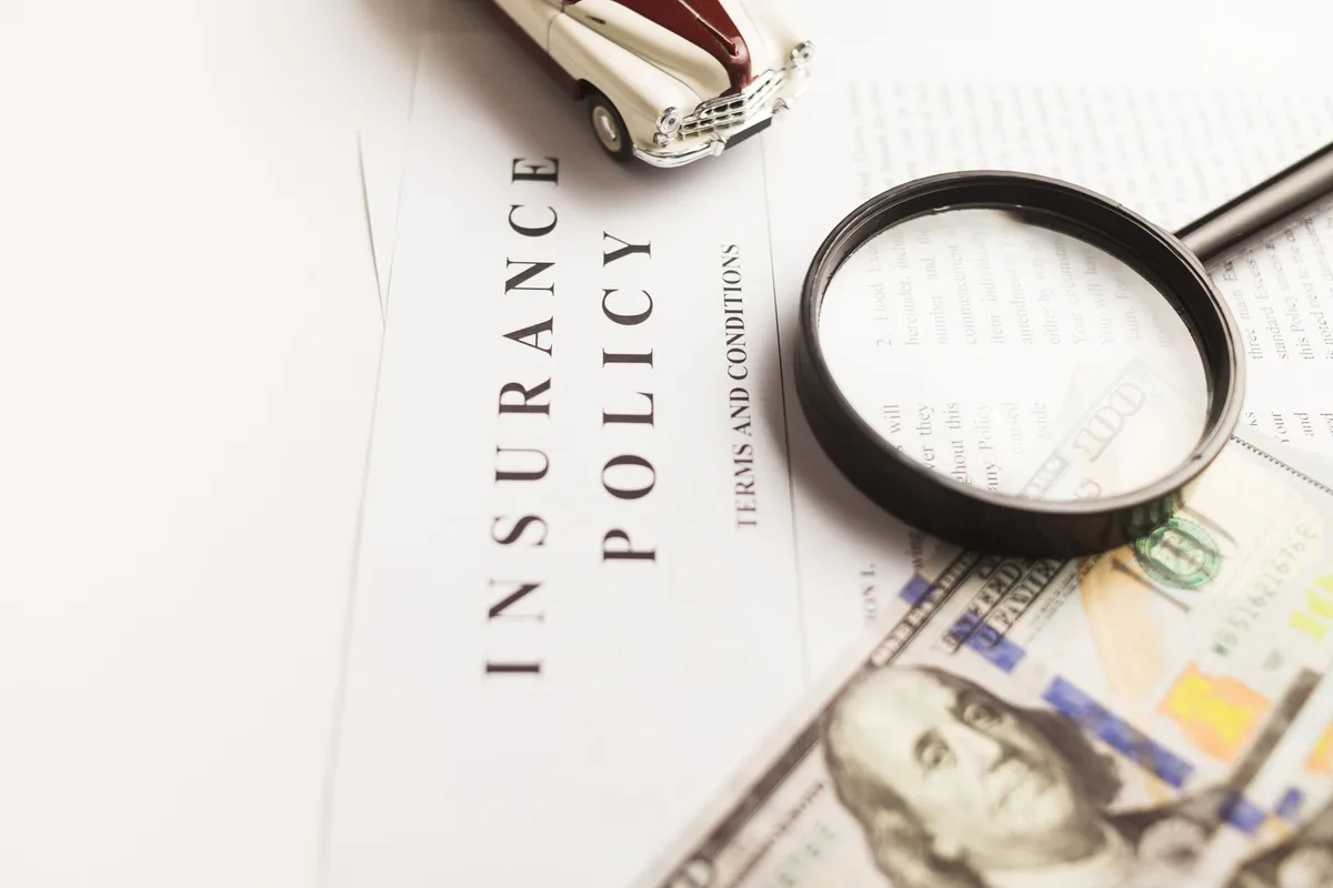 Document de police d'assurance automobile avec franchise et conditions de couverture