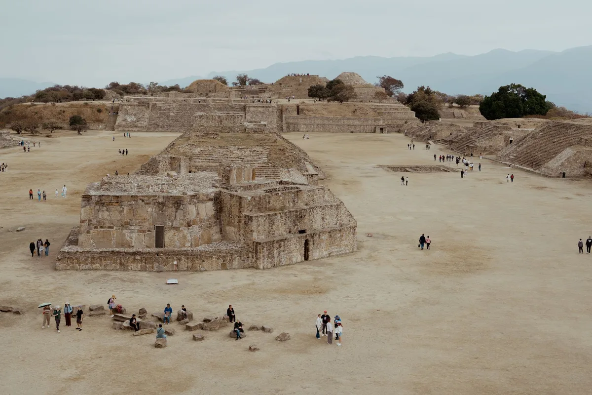 Pyramides et places cérémonielles partiellement fouillées d'un site archéologique préhispanique