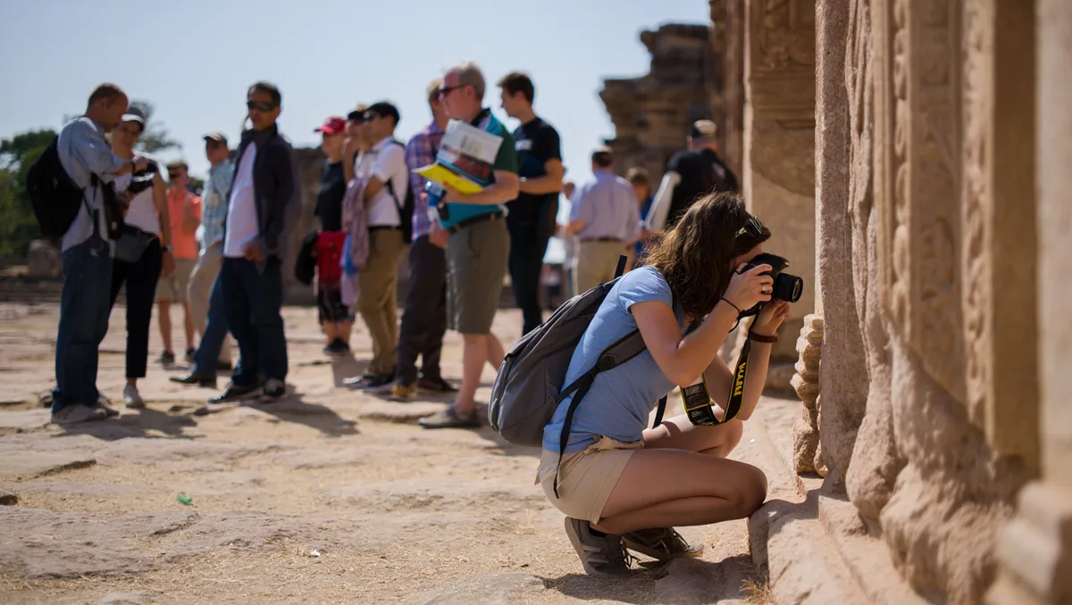 Erreurs fréquentes à éviter — Plusieurs maladresses se répètent chez les visiteurs : minimiser le temps nécessaire pour parcourir le site, s’attendre à des infrastructures touristiques comparables aux grands sites archéologiques, ou encore traiter le lieu comme un simple décor photo.