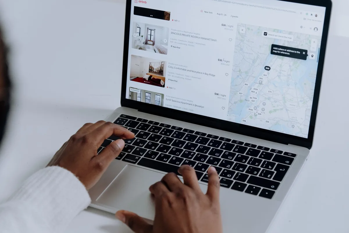 Ordinateur portable affichant un site de réservation de voyages et de comparaison d'offres
