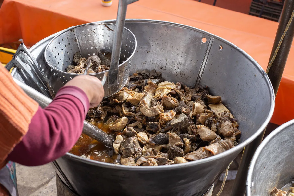 Préparation culinaire avec ingrédients locaux d'altitude en Bolivie
