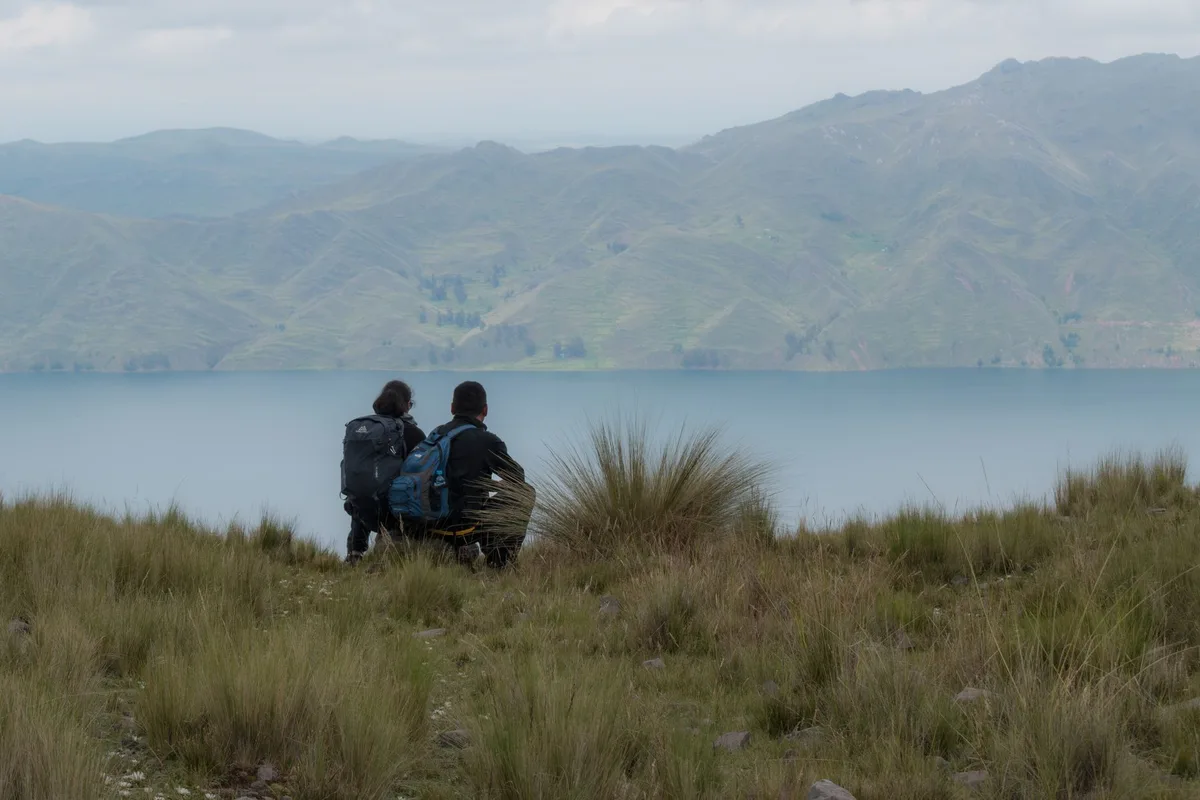 Randonneur équipé face au paysage montagneux des Andes boliviennes