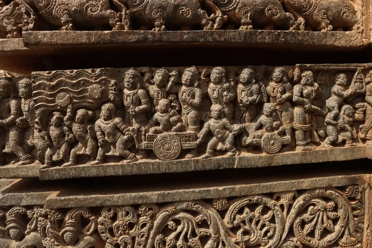 Bas-reliefs sculptés sur les murs d'un temple ancien d'Angkor