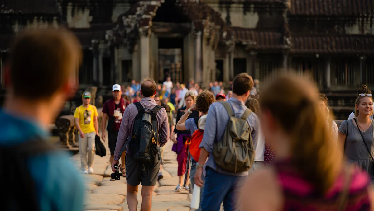 Penser sa visite d’Angkor autrement — Plutôt que de courir d’un monument célèbre à l’autre, envisagez un rythme qui alterne sites majeurs et découvertes plus calmes. Les temples les plus connus attirent la foule et la magie se retrouve souvent dans