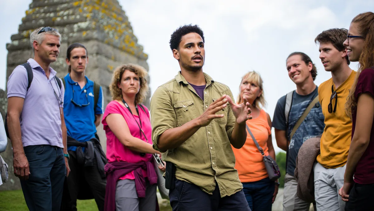 Comment choisir un guide ? — Privilégiez un guide capable d’expliquer le contexte historique sans lourdeur et qui respecte le rythme du groupe. Demandez comment il conçoit la visite : privilégie-t-il l’interaction avec les communautés locales, la durée sur chaque site,