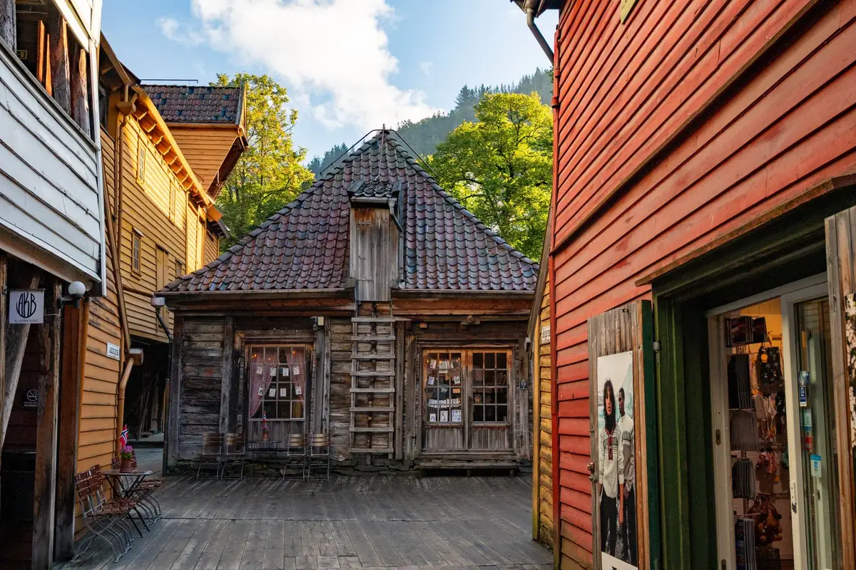 Ruelles étroites d'un village nordique avec maisons colorées traditionnelles