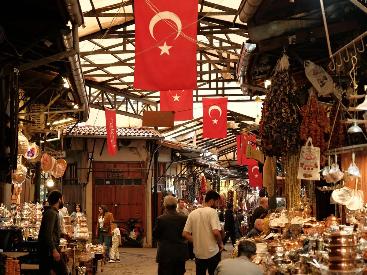Marché local avec étals d'épices colorées, fruits secs et produits artisanaux traditionnels.