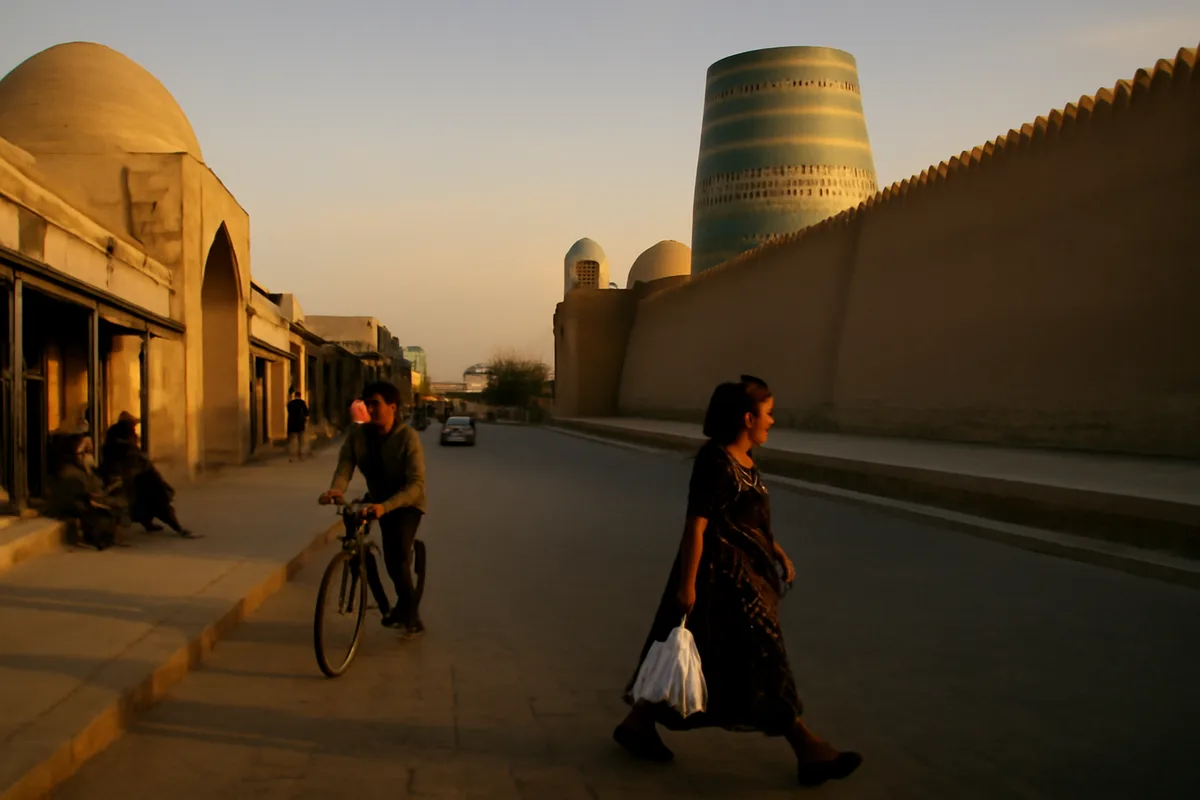 Boukhara et Khiva : deux façons différentes d’habiter l’histoire — Boukhara donne souvent l’impression d’une ville vivante, où le patrimoine fait partie du quotidien. Khiva, elle, se présente presque comme un musée à ciel ouvert ; derrière ses remparts, les rues