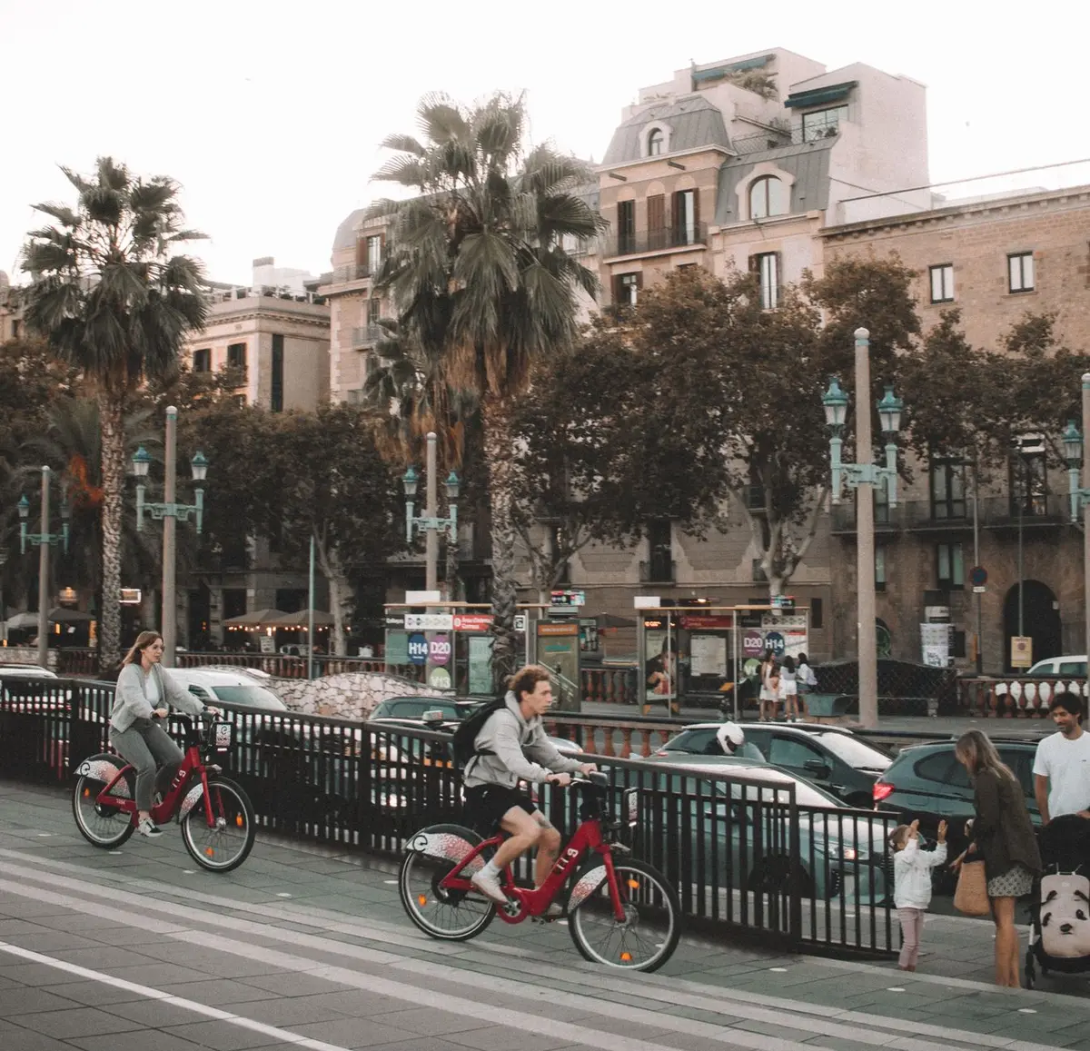 Vélo garé sur une rue tropicale animée d'une petite ville côtière