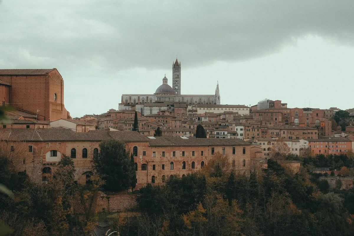 Vue panoramique d'une ville depuis une basilique en hauteur avec deux fleuves et bâtiments historiques