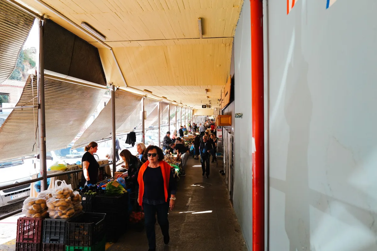 Marché couvert avec étals de produits régionaux et commerçants locaux