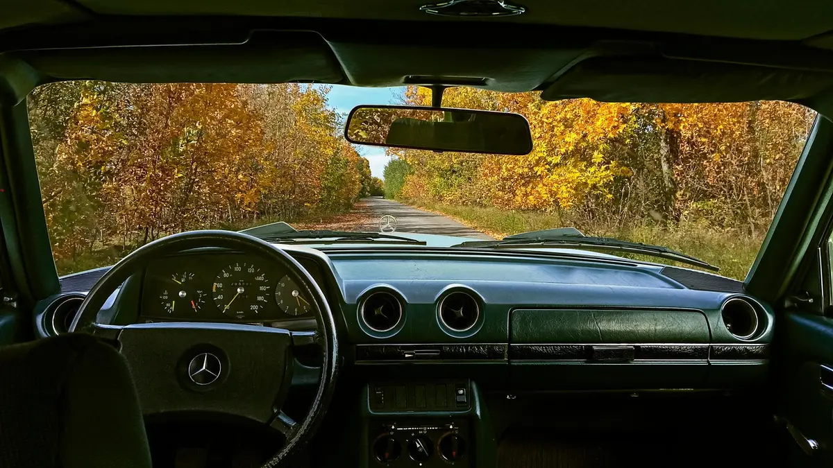 Clés de voiture et vue sur une route norvégienne côtière depuis l'intérieur d'une voiture