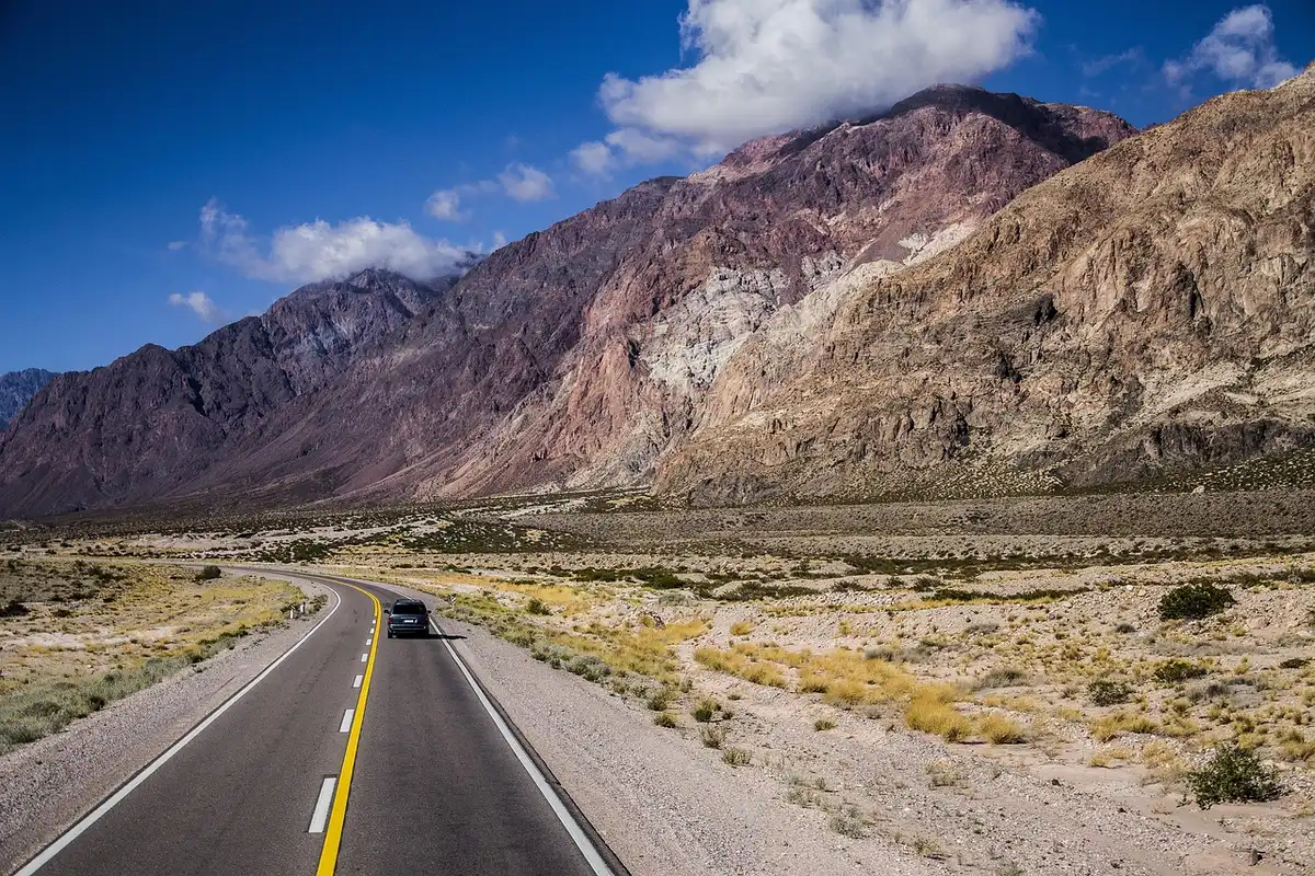 Voiture de location sur une route de montagne sinueuse à Madère