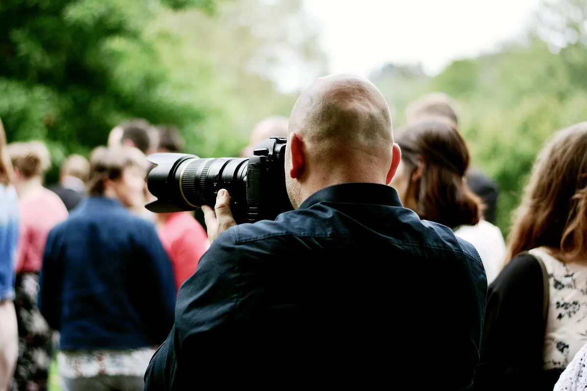 Téléobjectif et équipement photo posés sur un siège de safari