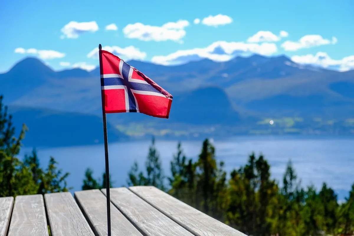 Petit navire d'expédition naviguant dans des fjords rocheux