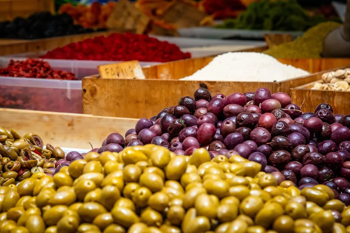 Marché local avec fruits et légumes frais méditerranéens