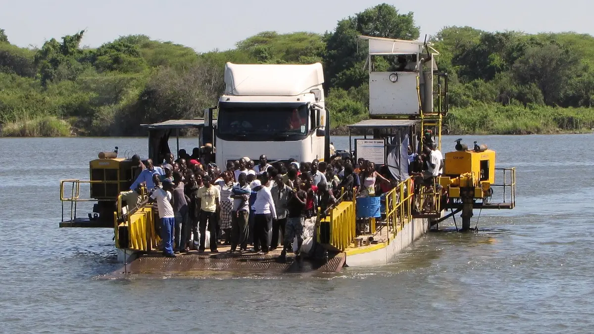Voiture embarquant sur un ferry en pleine journée