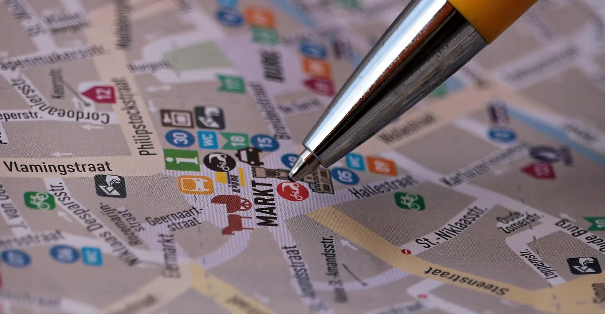 Carte de l'Éthiopie et guide touristique sur une table de préparation
