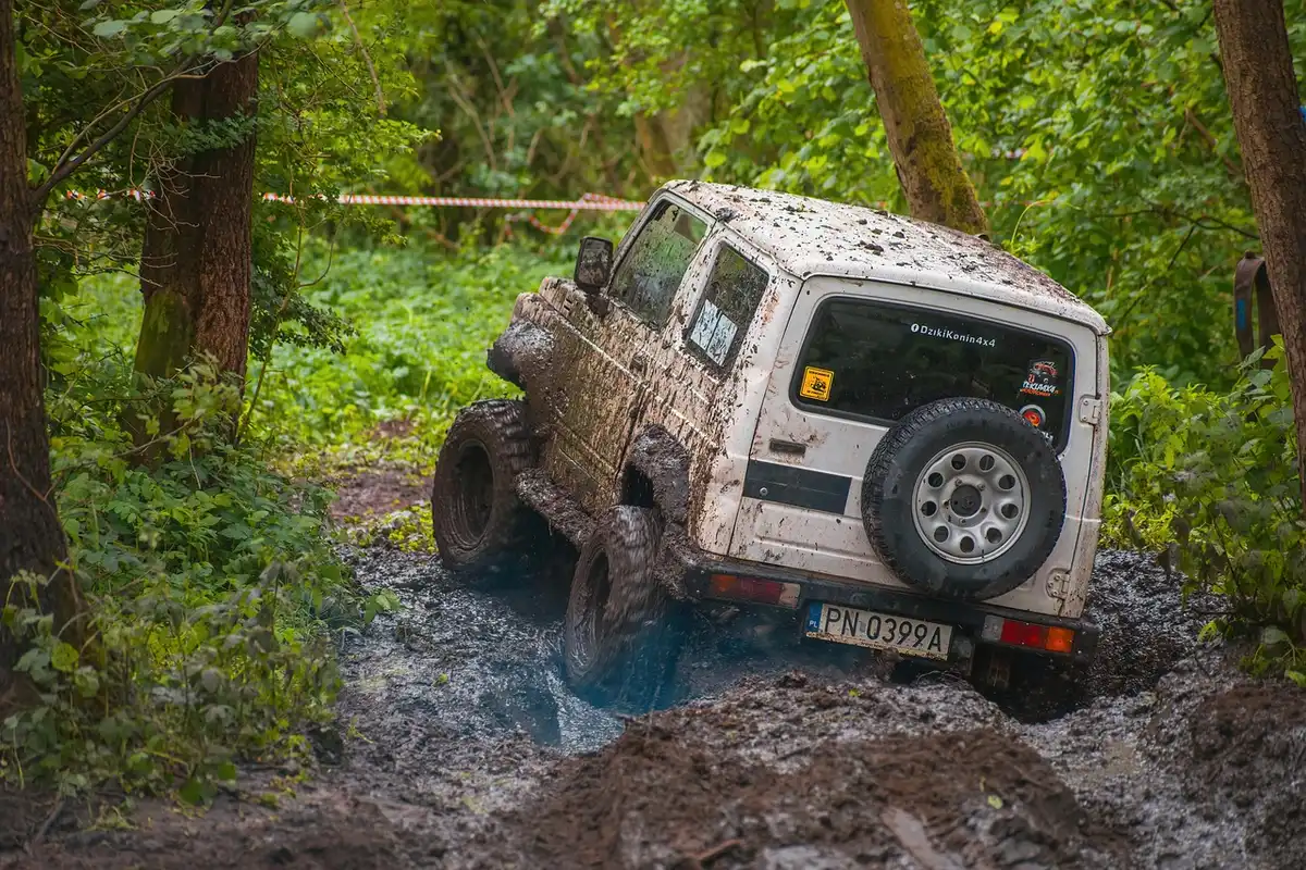 Véhicule 4x4 sur une piste éthiopienne avec chauffeur