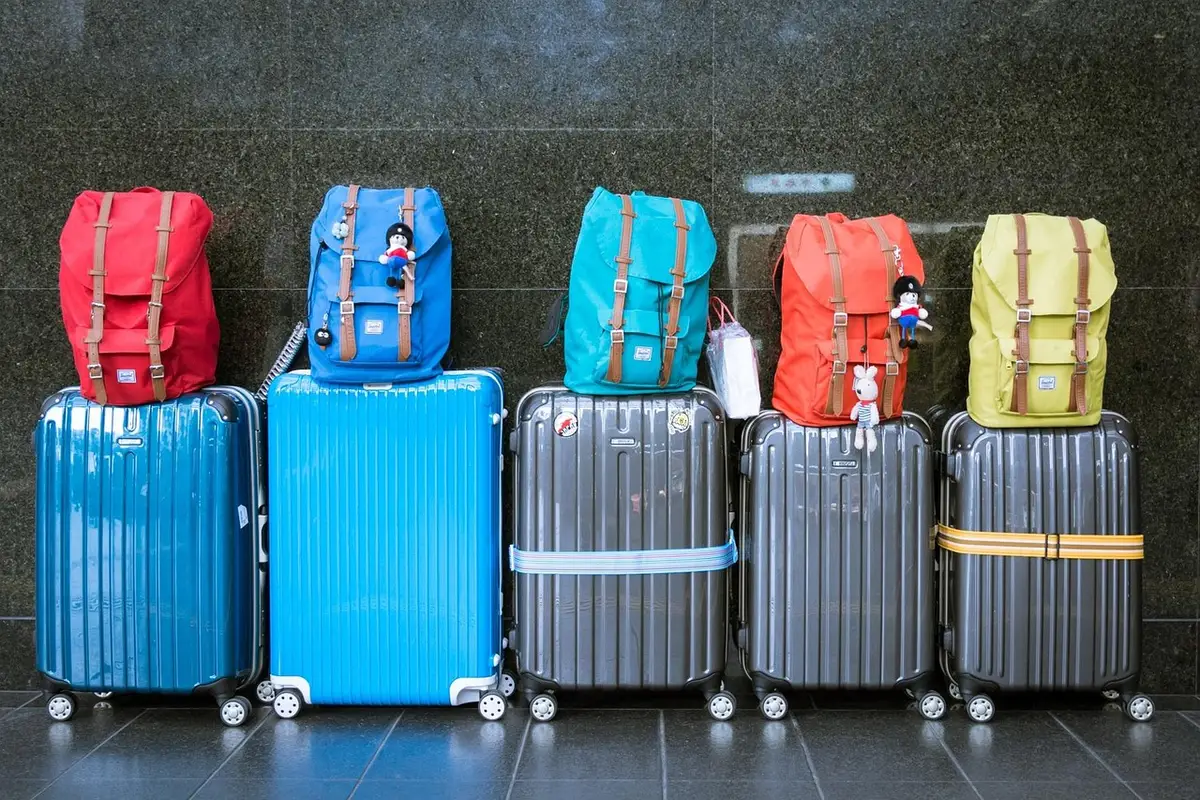 Navette de transfert entre aéroport et port avec bagages visibles