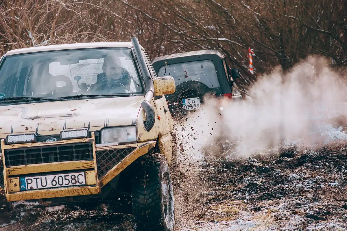 Véhicule 4×4 garé sur un terrain islandais avec paysage montagneux