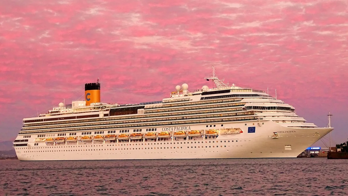 Pont de bateau de croisière en plein jour avec passagers anonymes et vues changeantes