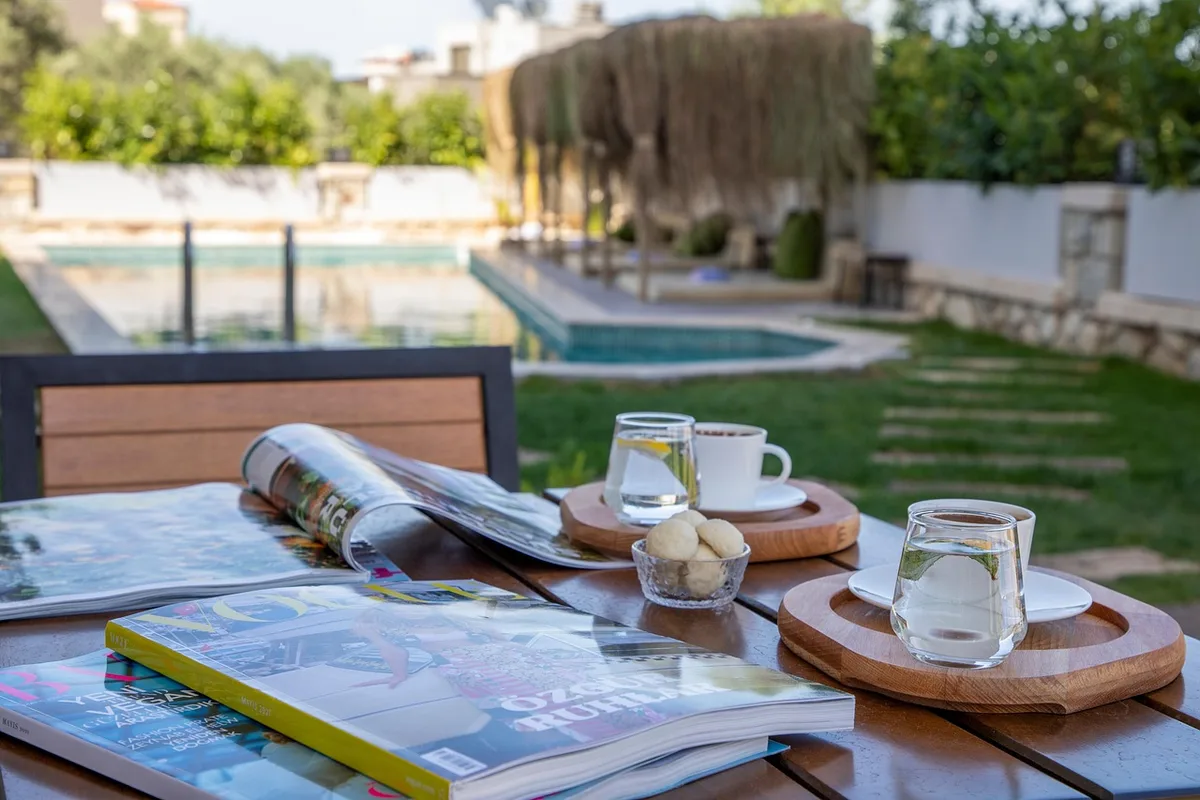 Piscine et buffet d'un resort tout compris en journée, ambiance détendue