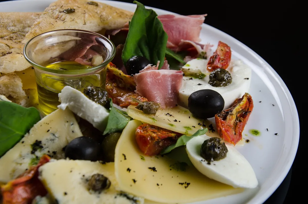 Plateau de dégustation avec fromages, huile d'olive et herbes locales