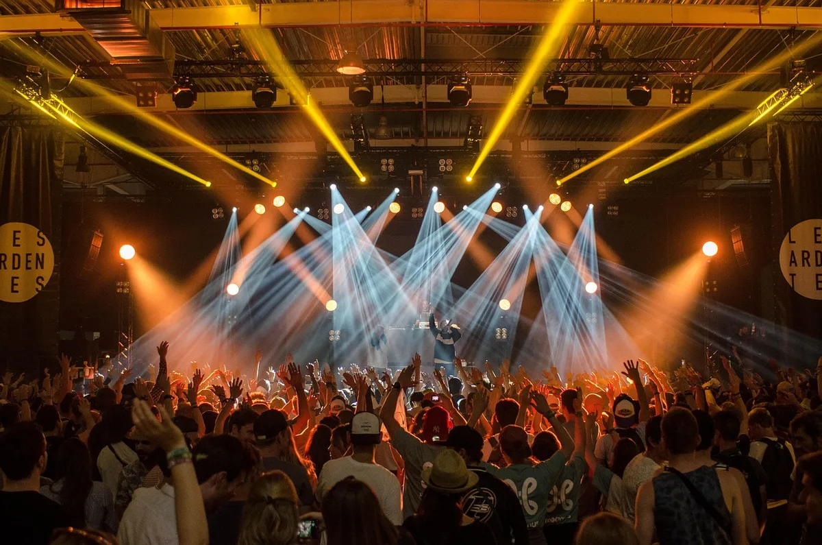 Foule de festivaliers devant une scène en plein air en Espagne