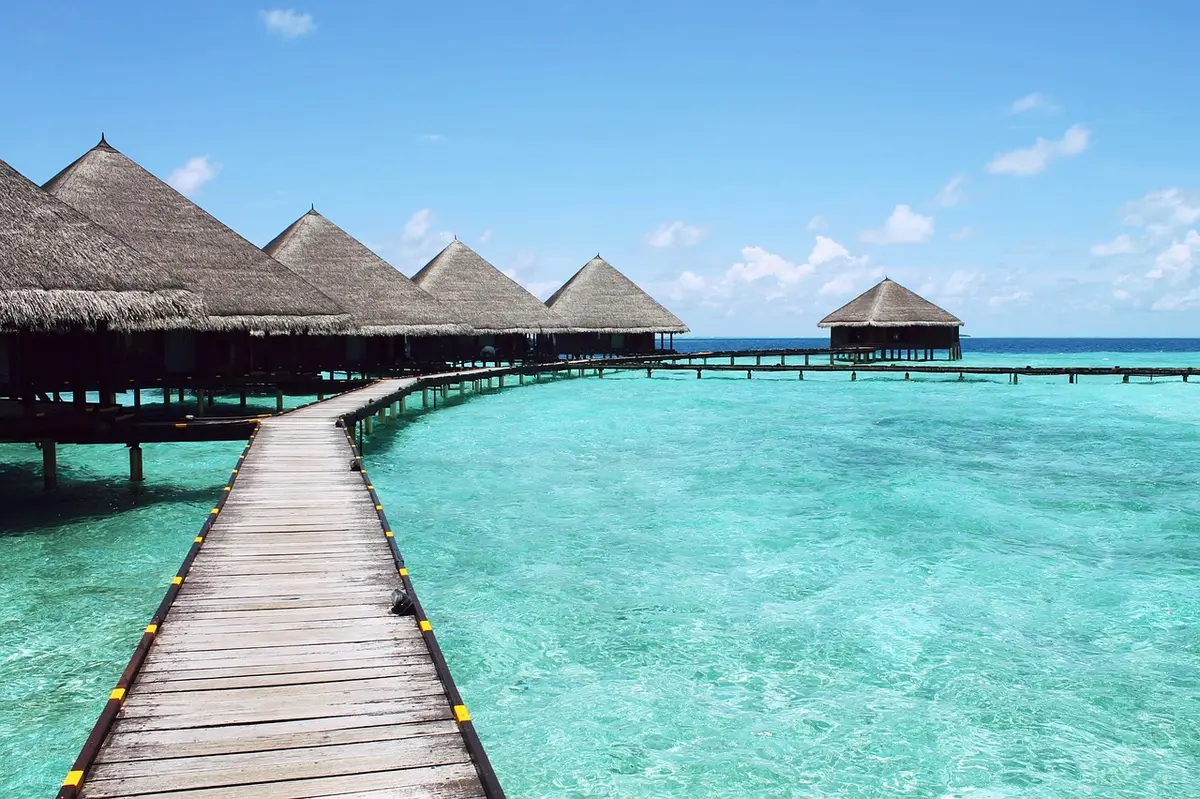 Plage texane avec sable fin et installations de resort en bord de mer
