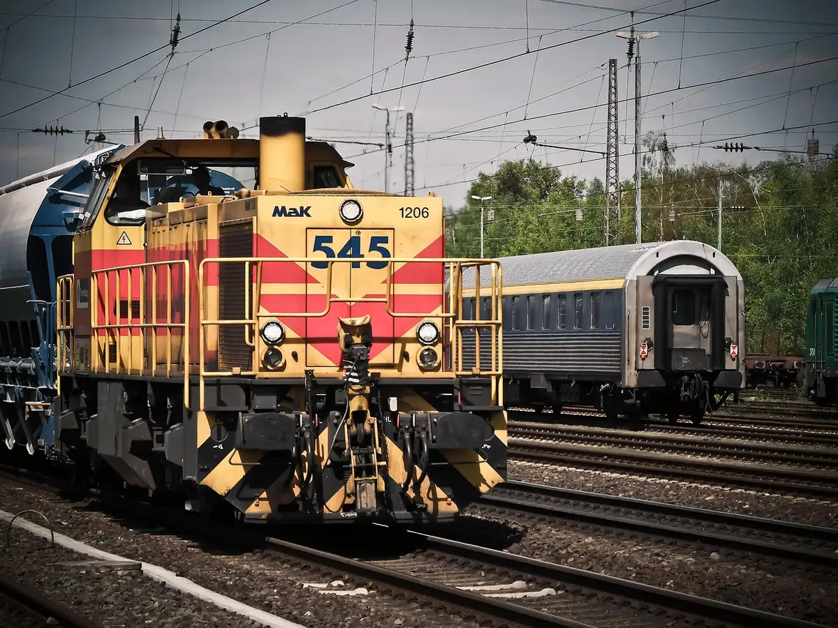 Gare avec train régional en gare, facilite les liaisons vers Colmar