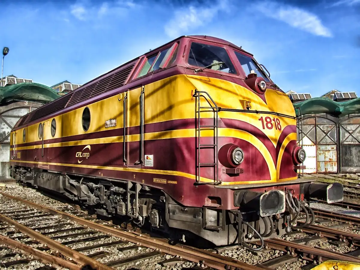 Intérieur d'un wagon de train avec une famille et bagages légers