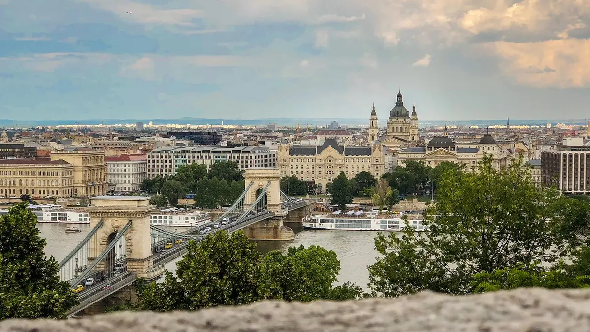 Vue du Parlement hongrois depuis la rive opposée du Danube