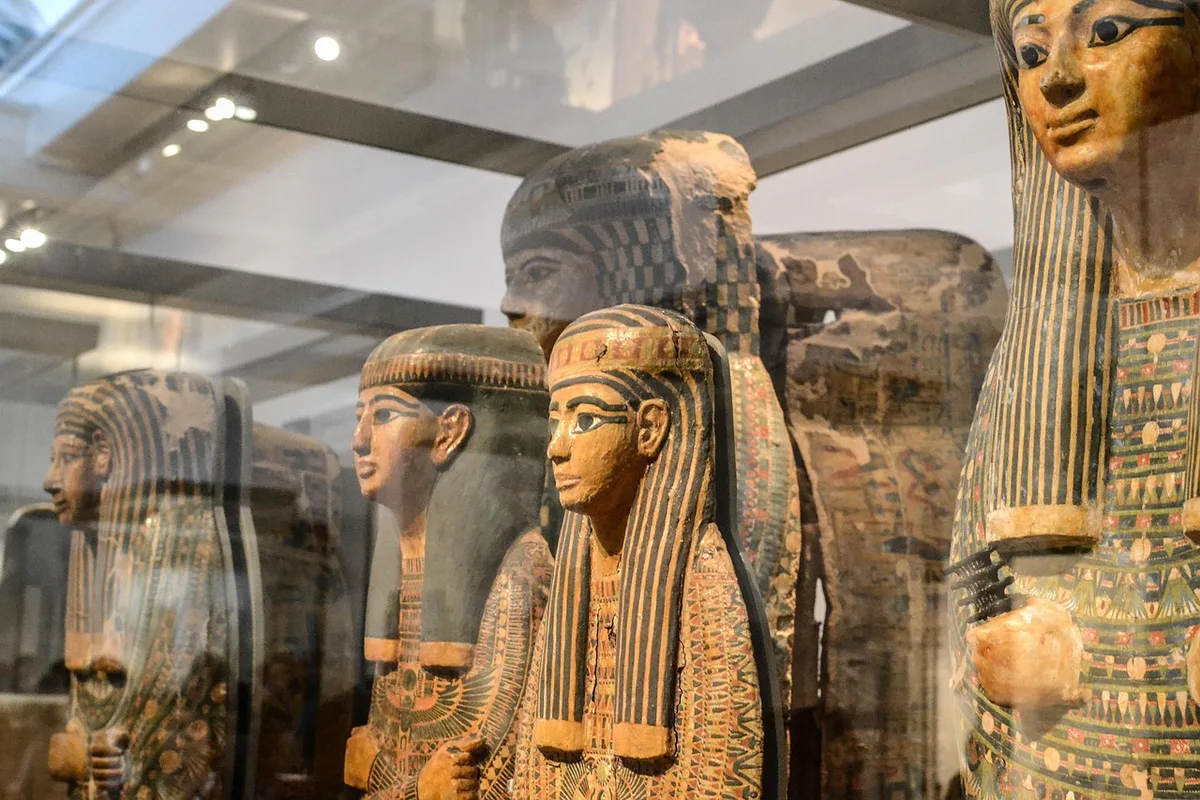 Salle d'exposition de mode dans un musée avec mannequins et panneaux explicatifs