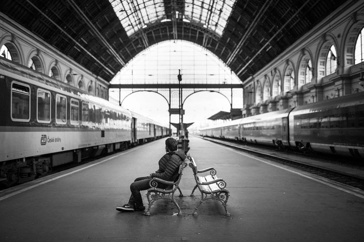 Intérieur de train avec sièges et voyageurs confortables