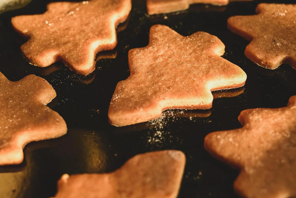 Ustensiles de cuisine propres et zone de préparation dédiée aux plats sans contamination.
