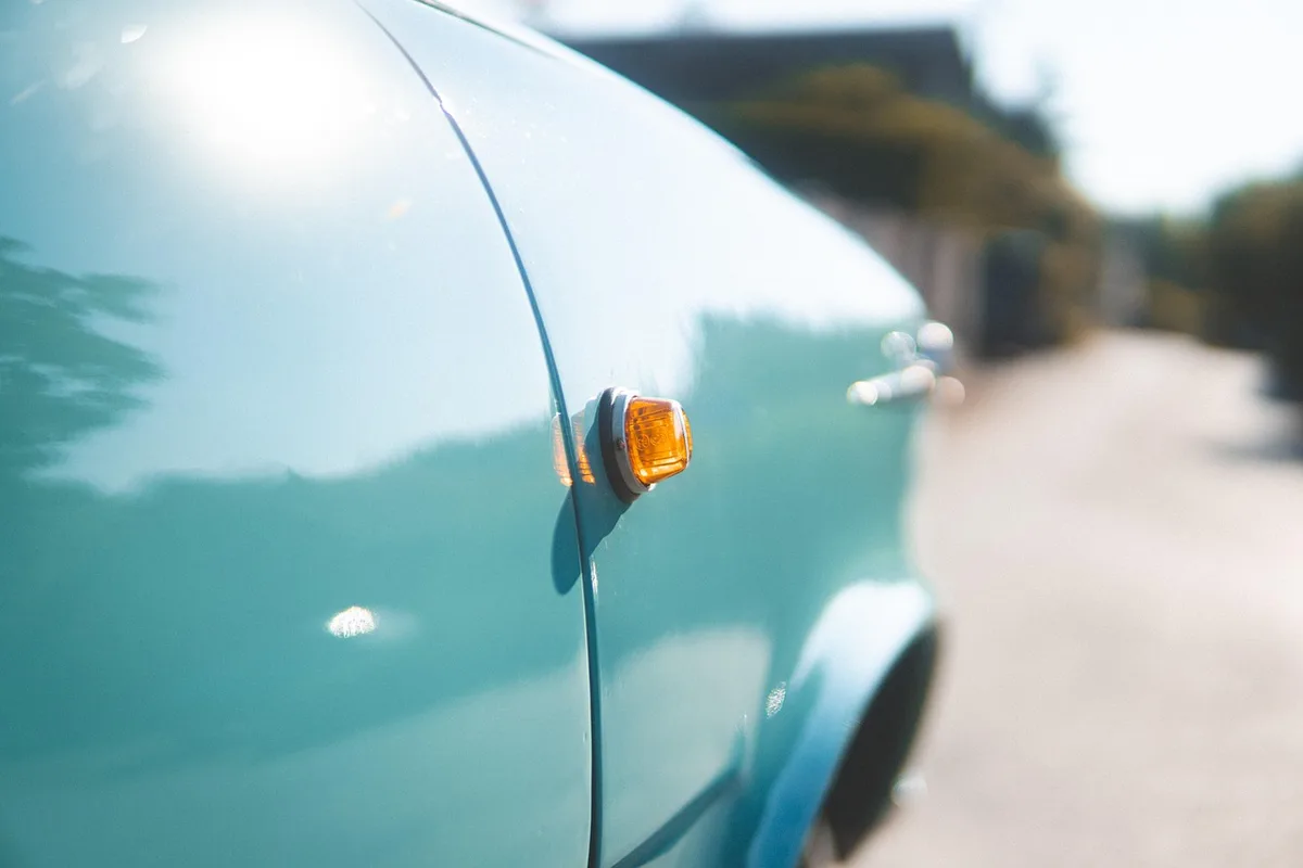 Inspection détaillée d'une voiture : vérification des rayures et bosses avant location