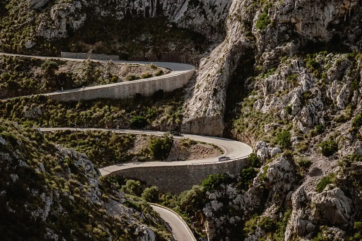 Voiture de location sur une route de montagne sinueuse à Madère